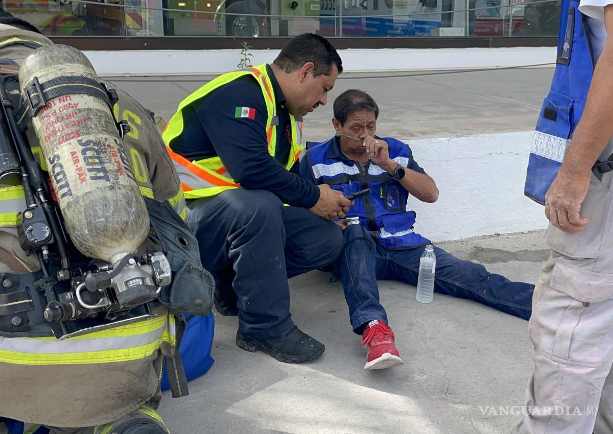 Se incendia vehículo recién salido del taller, en Saltillo