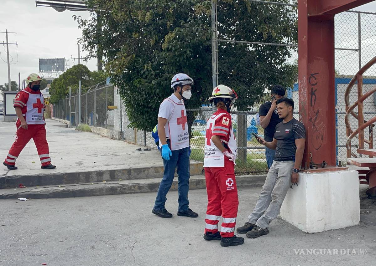 Auto recién reparado lo convierten en chatarra tras volcadura, en Saltillo