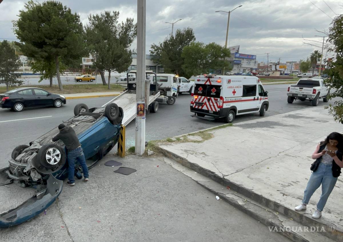 Auto recién reparado lo convierten en chatarra tras volcadura, en Saltillo