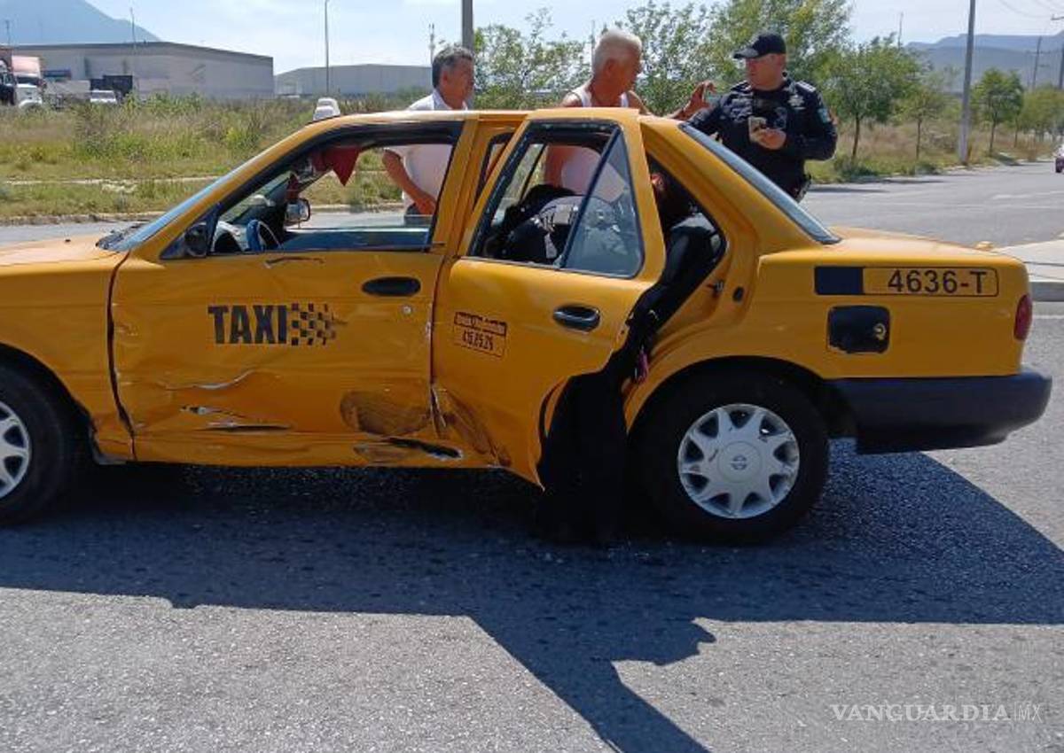 $!La motocicleta Italika quedó sobre el pavimento con diferentes daños tras el impacto contra el taxi Nissan Tsuru.