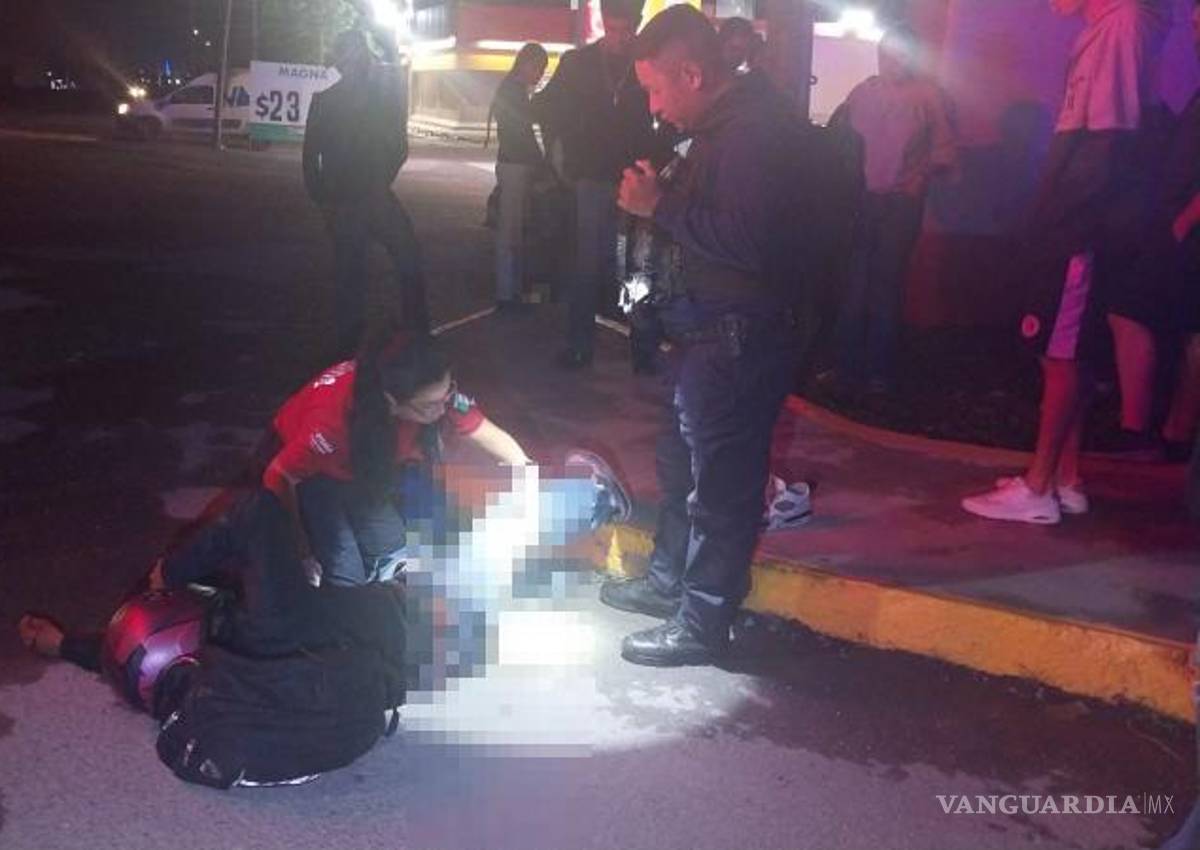 $!El joven conductor de la motocicleta resultó con probable fractura expuesta en la pierna izquierda.