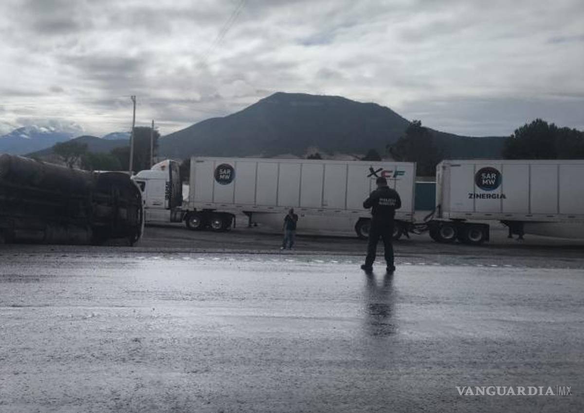 $!El operador del tráiler fue atendido en el lugar por paramédicos de Capufe.