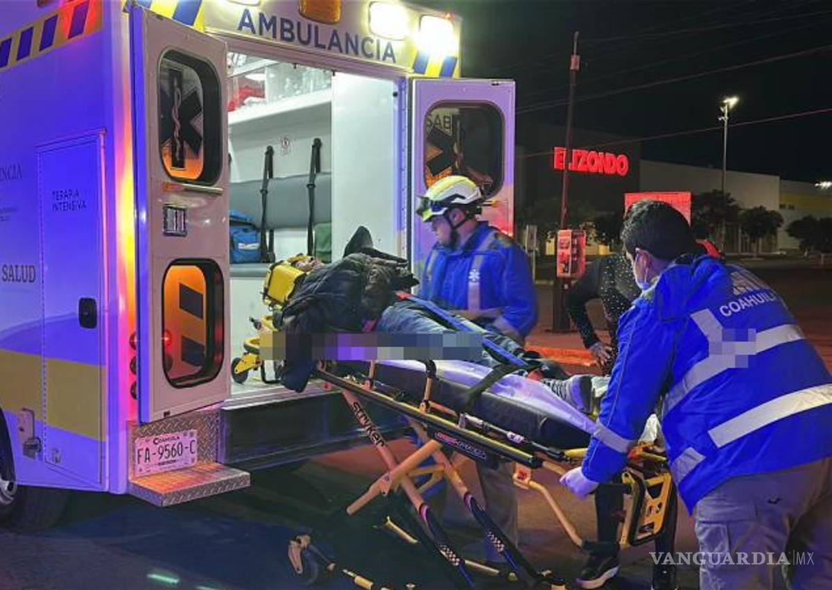 $!Paramédicos atendieron a los heridos tras la pelea registrada la noche del jueves.