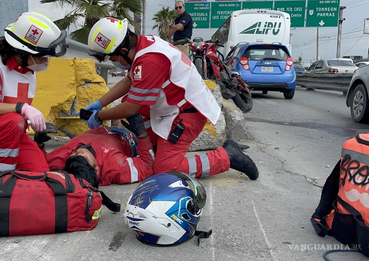 Motociclista de 18 años resulta lesionado tras chocar contra muro en paso a desnivel