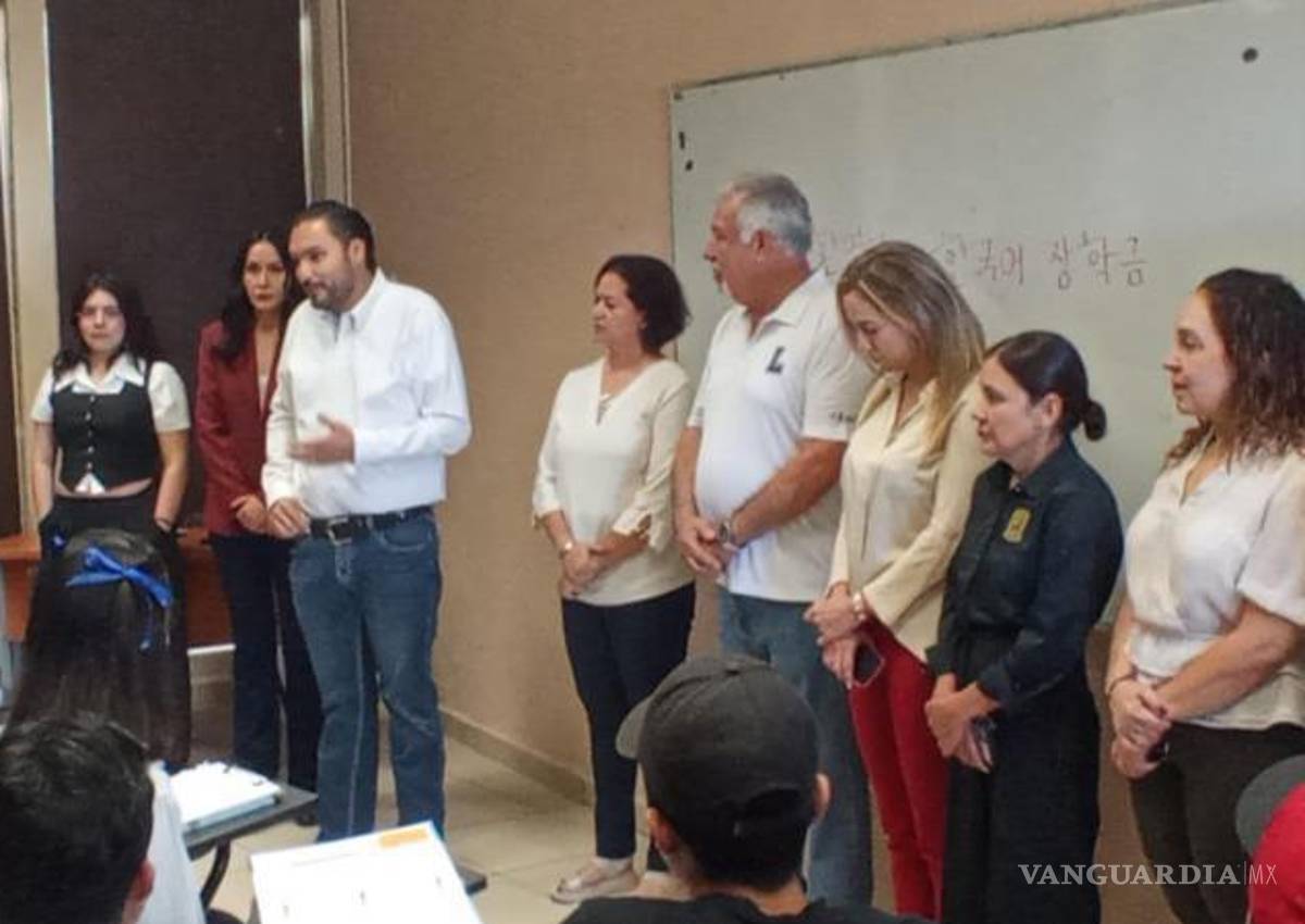 $!Jóvenes y adultos participan en las primeras clases del curso de idioma coreano.