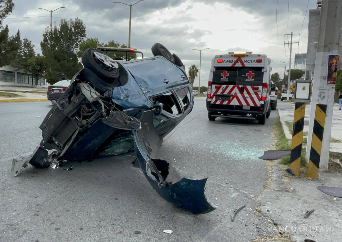 Auto recién reparado lo convierten en chatarra tras volcadura, en Saltillo