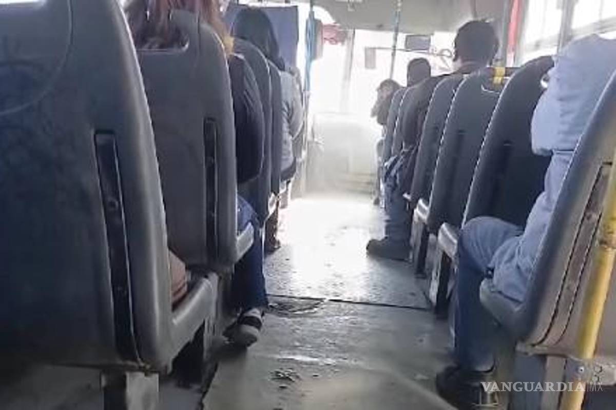 ¡El colmo! Pasajeros viajan entre humo en unidad del transporte público en Saltillo