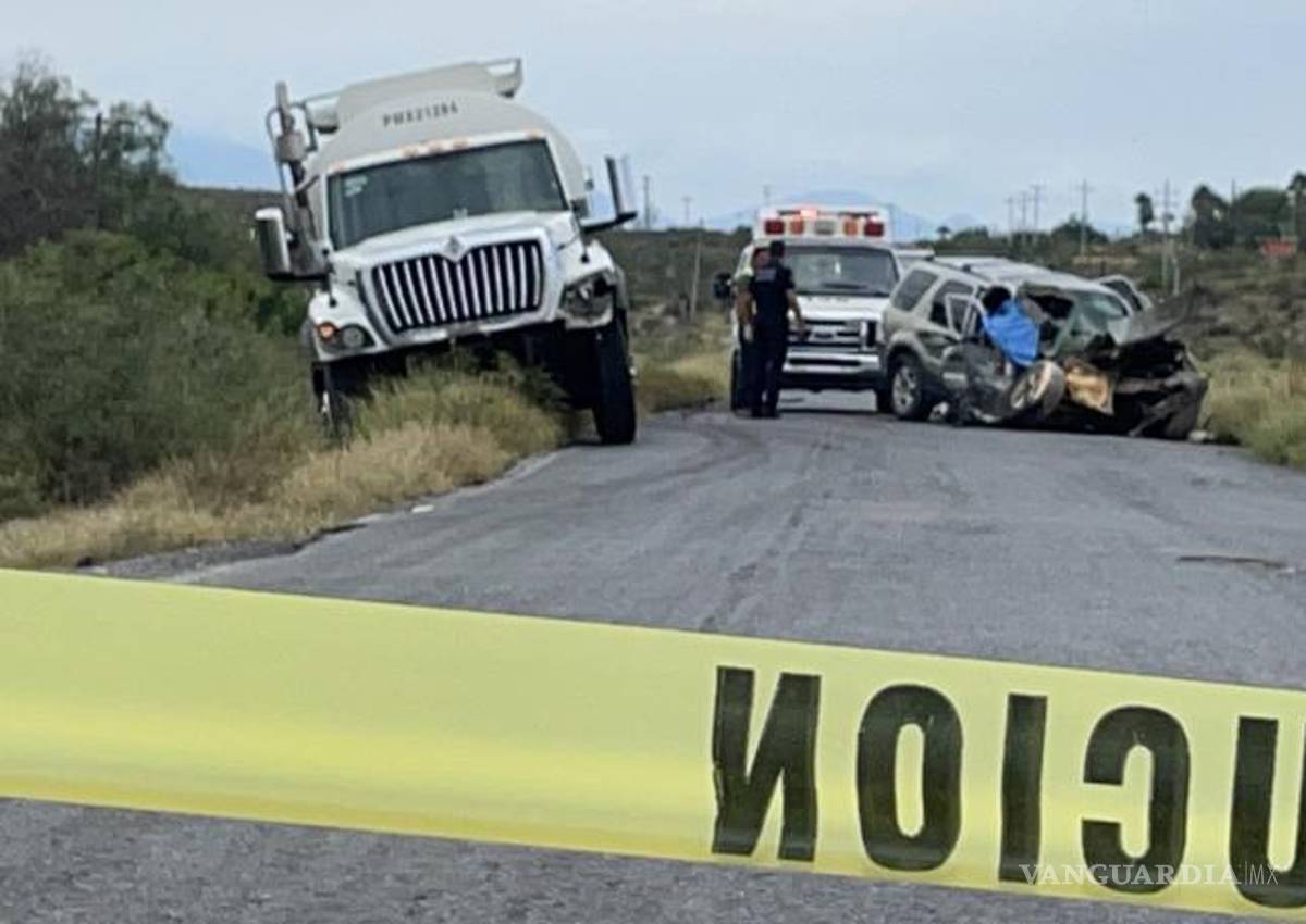 $!Autoridades estatales acordonaron la zona del accidente para permitir el trabajo de peritos y cuerpos de emergencia.