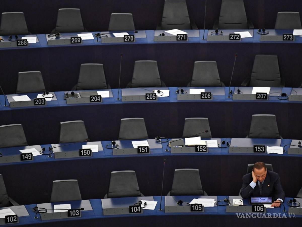 $!3/07/2019. El ex primer ministro italiano Silvio Berlusconi en su escritorio después una de votación sobre el presidente del Parlamento en el Parlamento Europeo.