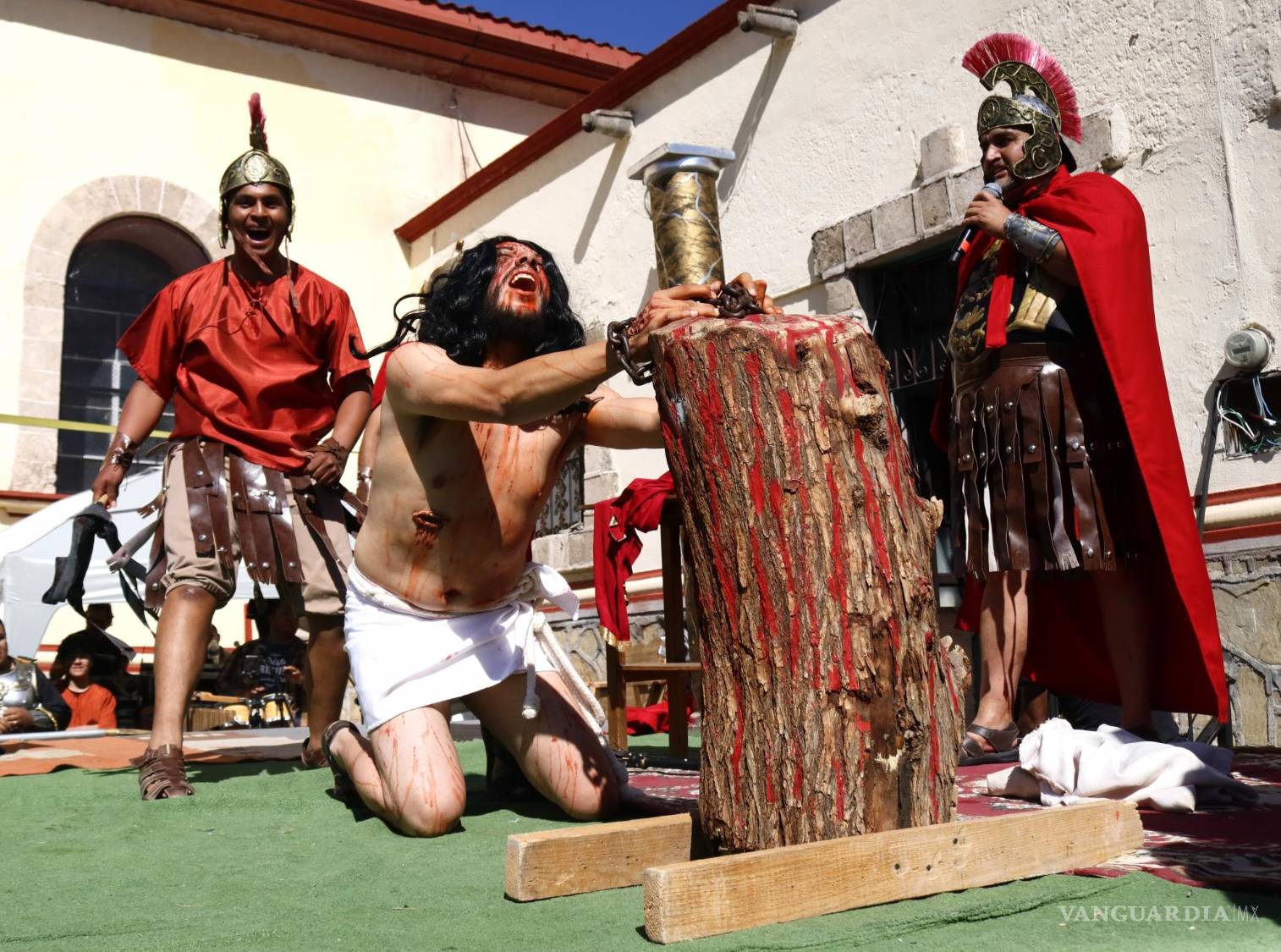 $!El momento de la crucifixión fue representado con solemnidad y reverencia.