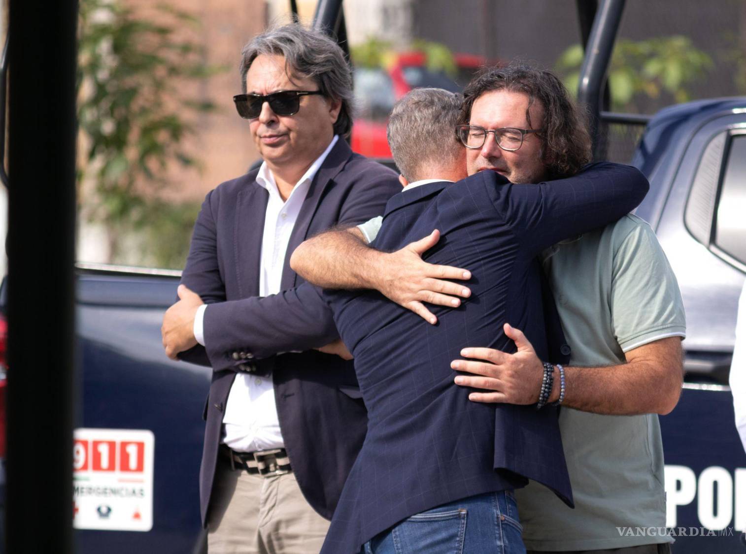 $!Valentín Tacoronte (I), padre de Claudia Tacoronte Aguilera visito el sitio donde murió y dejo una ofrenda floral.