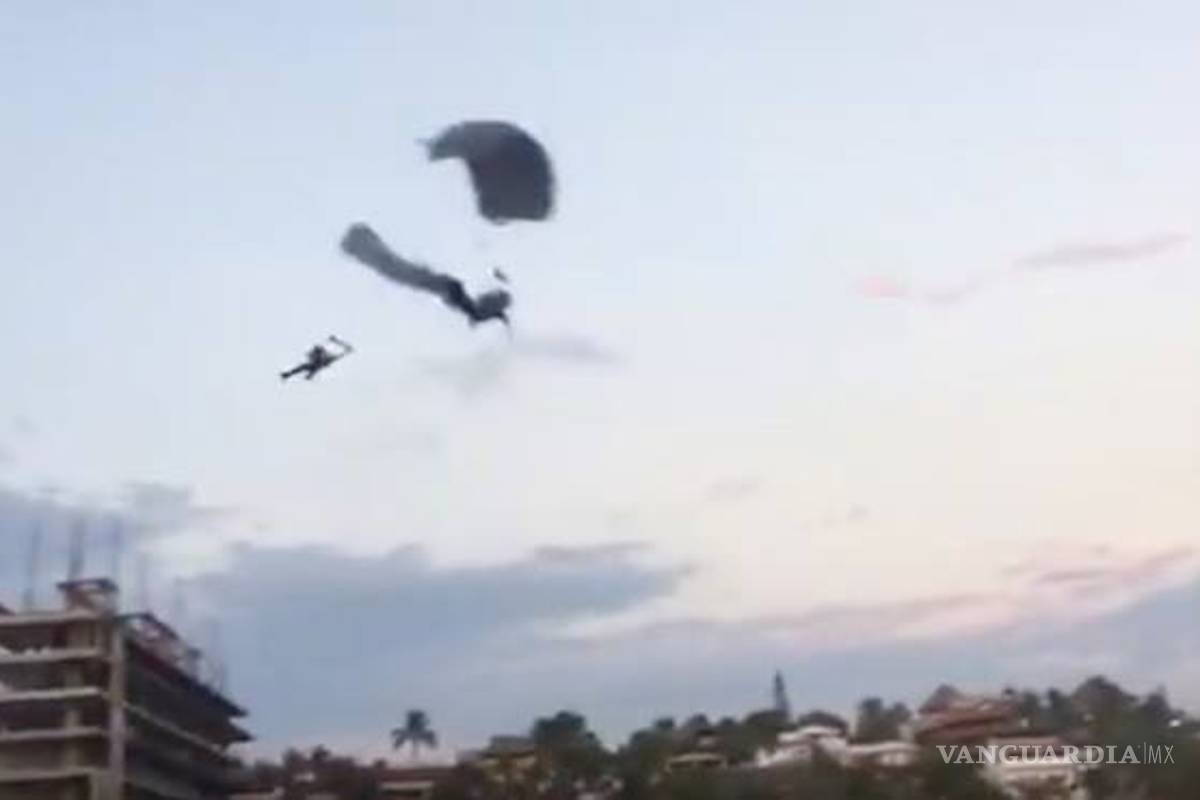 Choque entre paracaidistas deja como saldo una turista muerta en Puerto Escondido, Oaxaca