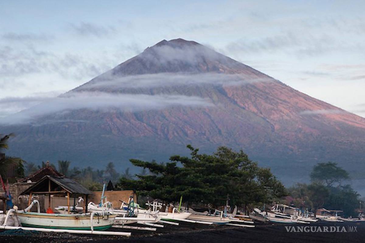 Volcán en Indonesia amenaza a la isla de Bali al entrar en máximo nivel de alerta
