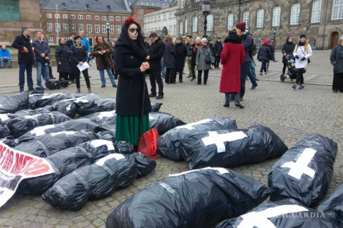 Afuera, la protesta: “Dejen de matar a México”; adentro, EPN: “Estamos avanzando en DDHH”