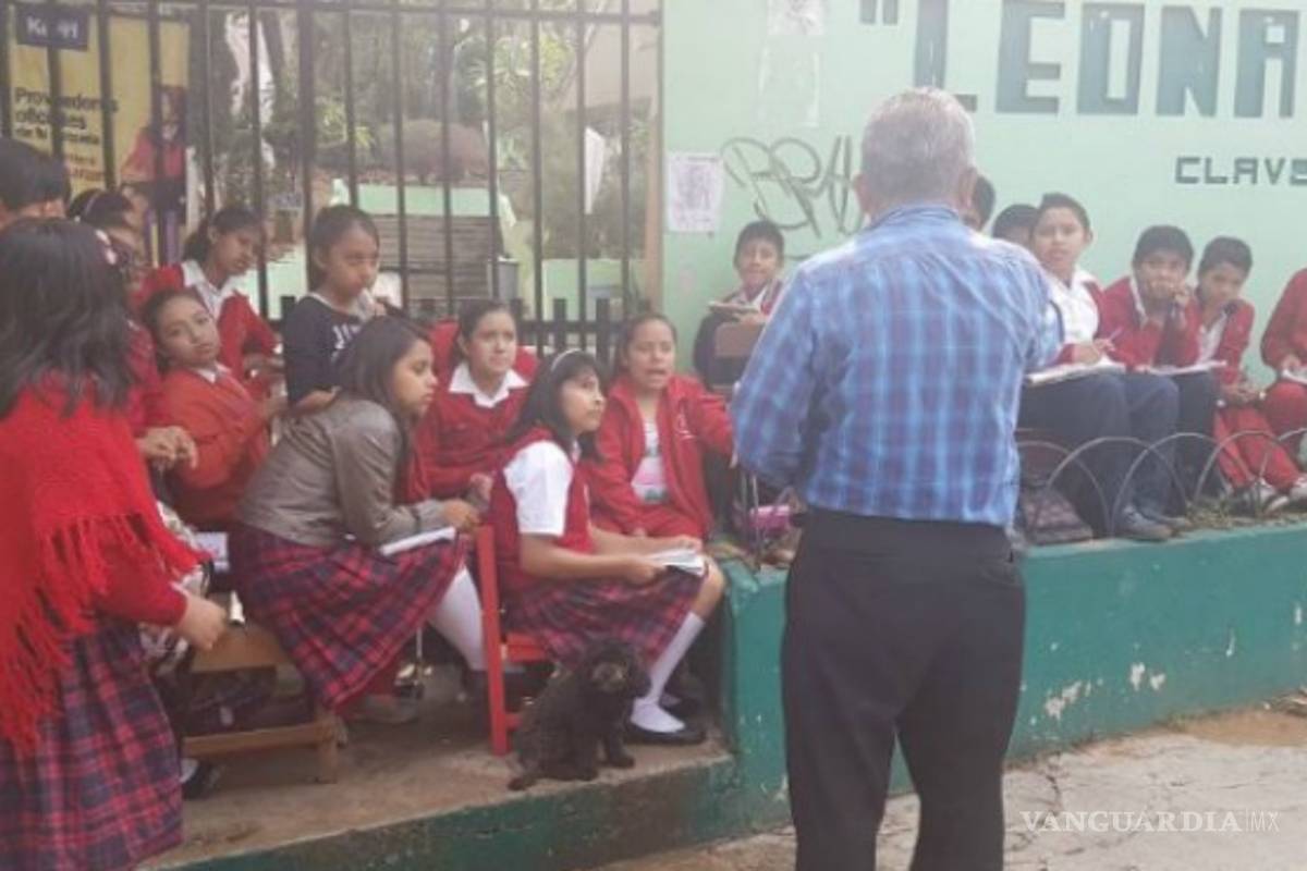 Maestro se opone al paro de la CNTE y da clases afuera de una primaria en Oaxaca