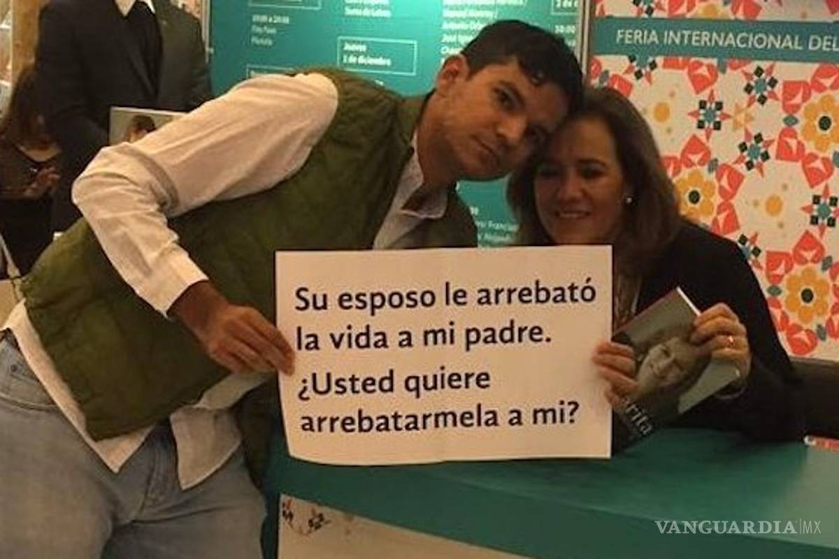 Joven reclama a Margarita Zavala: “Su esposo le arrebató la vida a mi padre, ¿usted quiere arrebatármela a mí?”