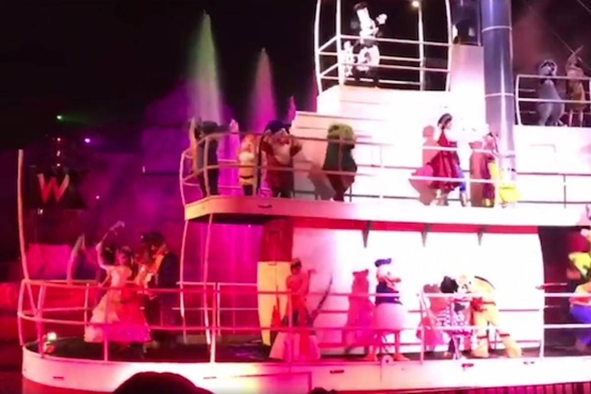 Accidente en Disney: ‘Tontin’ resbala en pleno desfile y cae sobre ‘Tribilín’