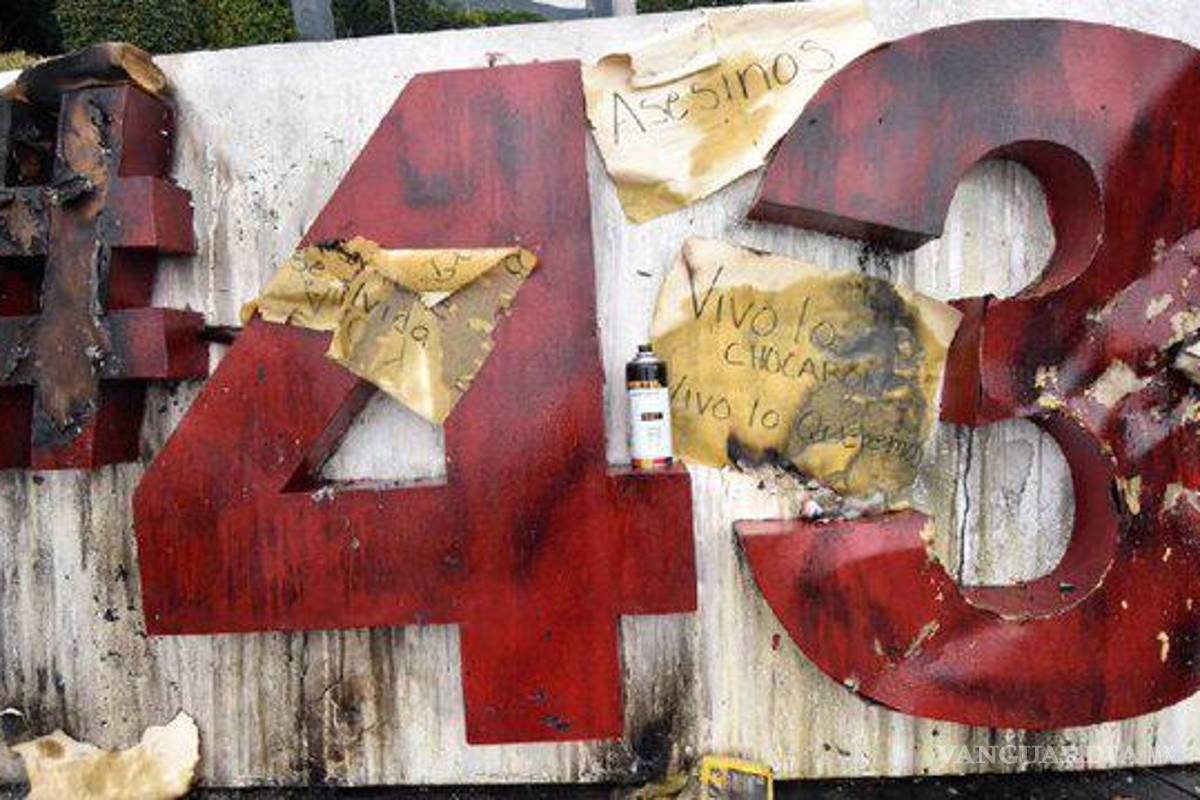 Prendieron fuego al antimonumento a los 43 normalistas de Ayotzinapa en Guerrero