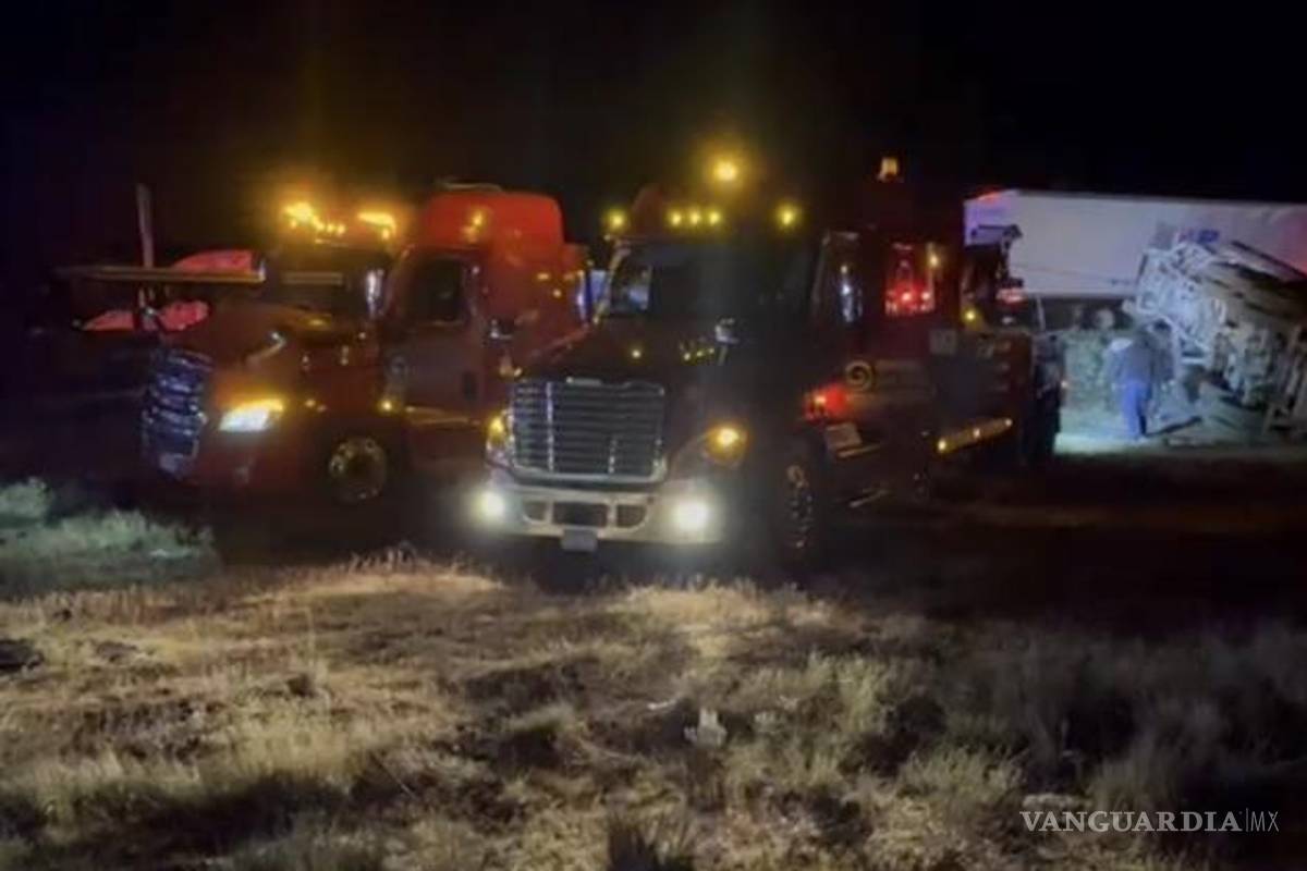 $!La maniobra para levantar el tractocamión requirió coordinación entre autoridades y personal de rescate.