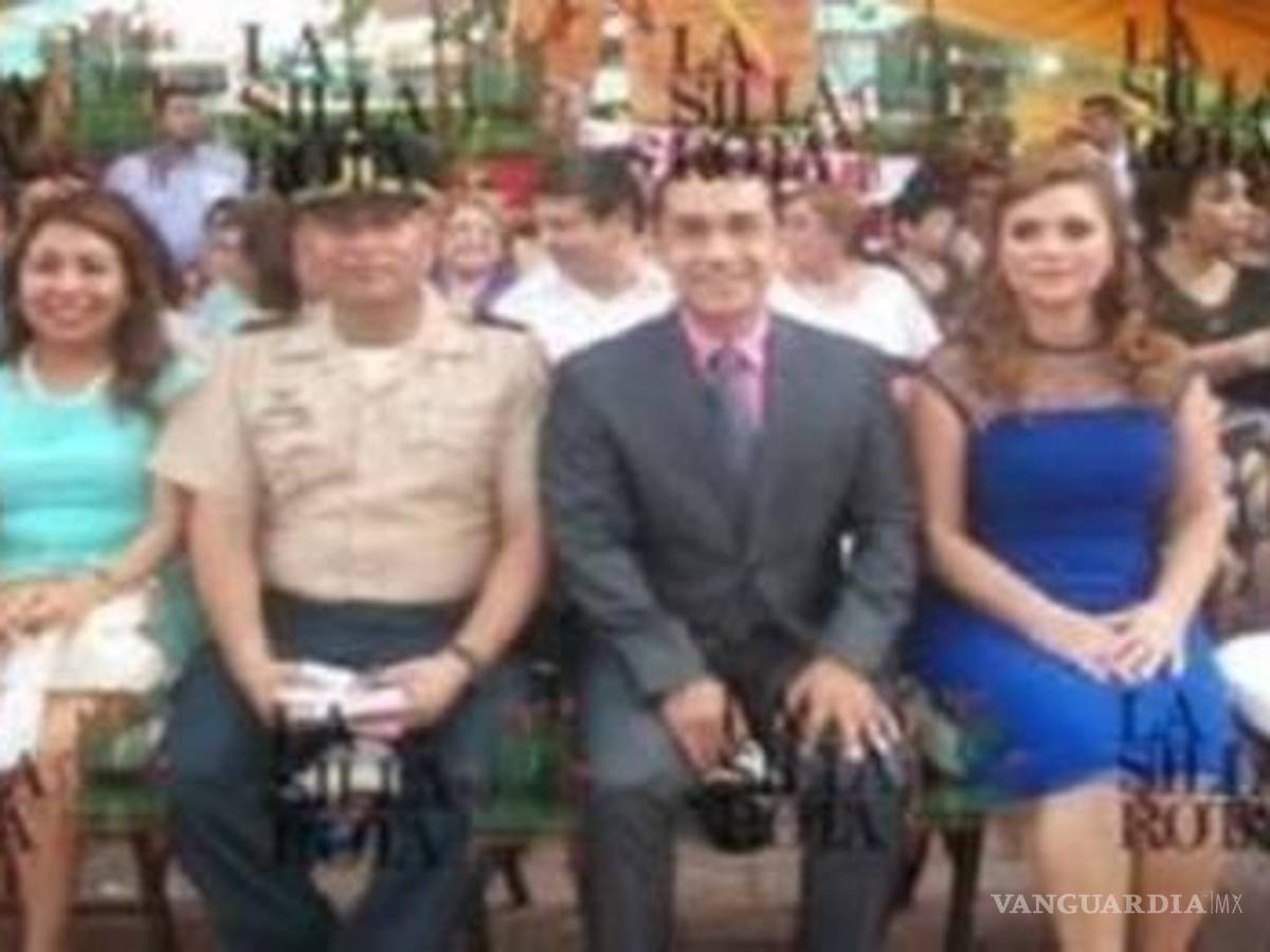 $!El coronel José Rodríguez Pérez, junto con el alcalde de Iguala, José Luis Abarca en evento del DIF Municipal.