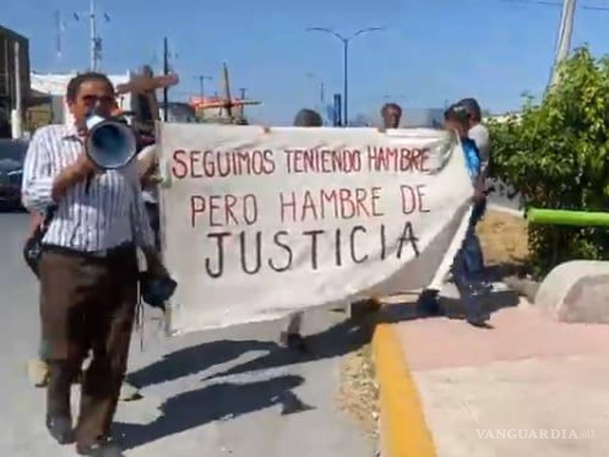 $!El grupo avanzó por la ciudad, mientras su líderes lanzaban consignas.