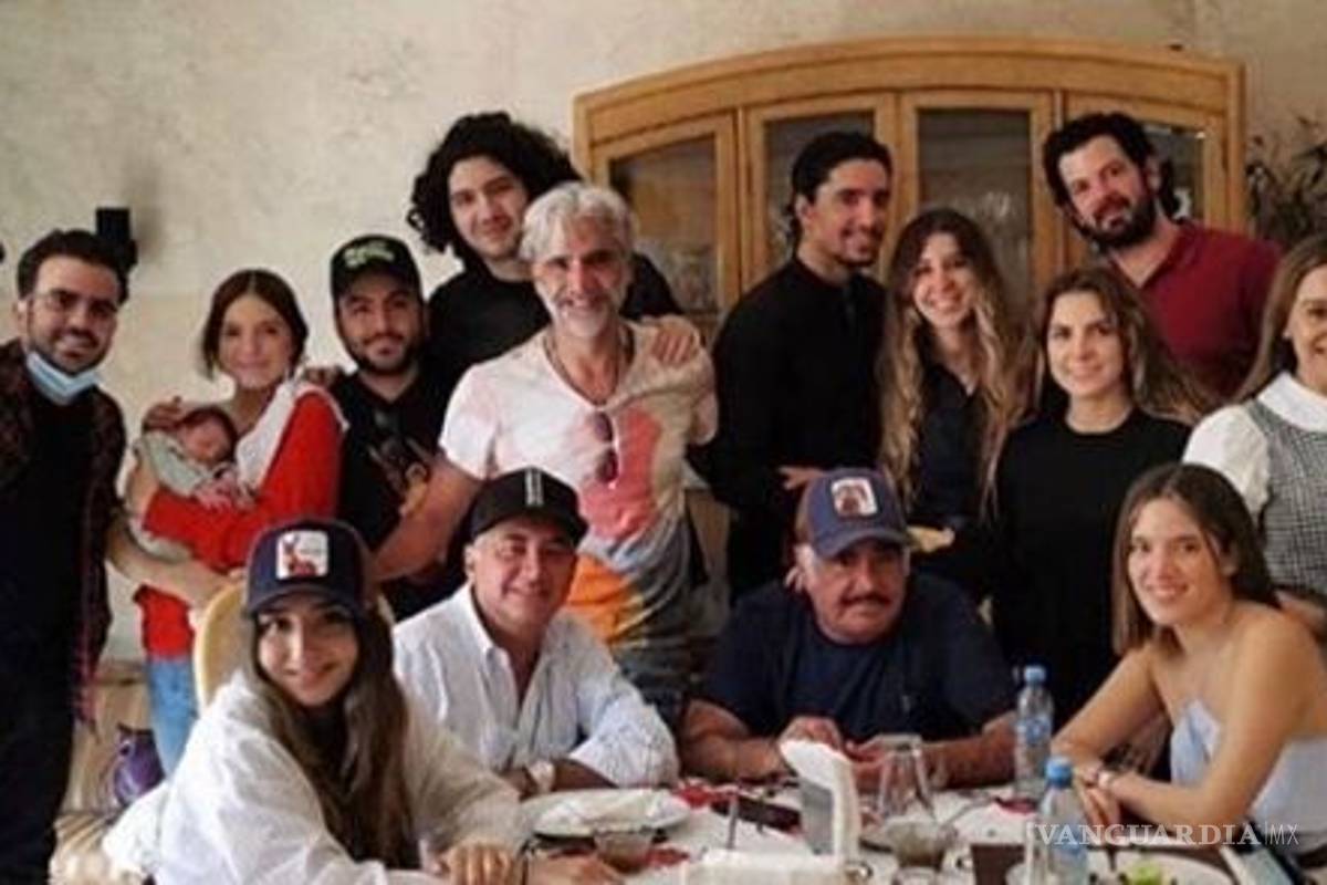 Tras meses de confinamiento, Vicente Fernández se reúne con sus hijos y nietos