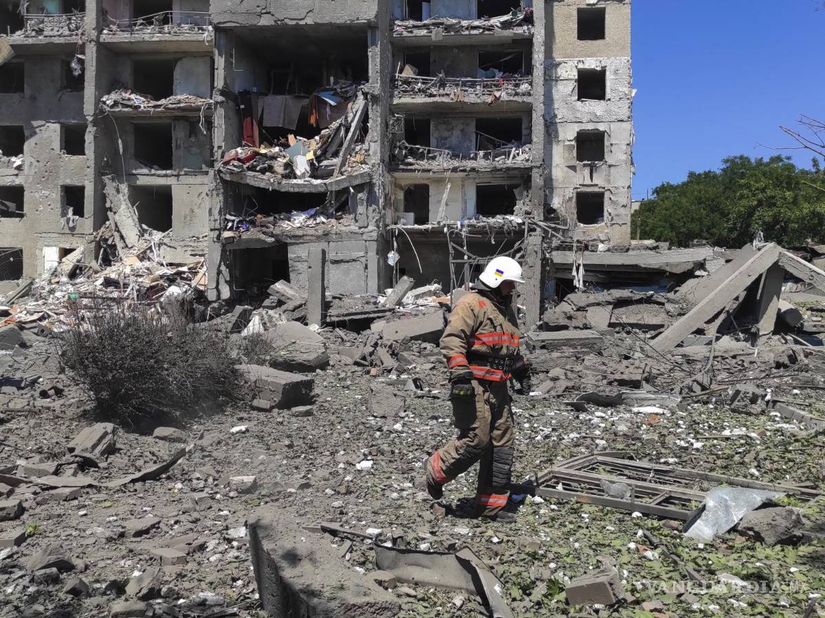 $!Un rescatista en la escena de un edificio residencial dañado después de que los bombardeos en Serhiivka cerca de Odesa, en el sur de Ucrania.