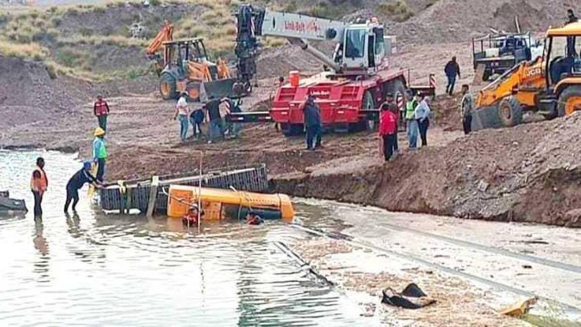Muere operador a bordo de retroexcabadora tras hundirse en Torreón
