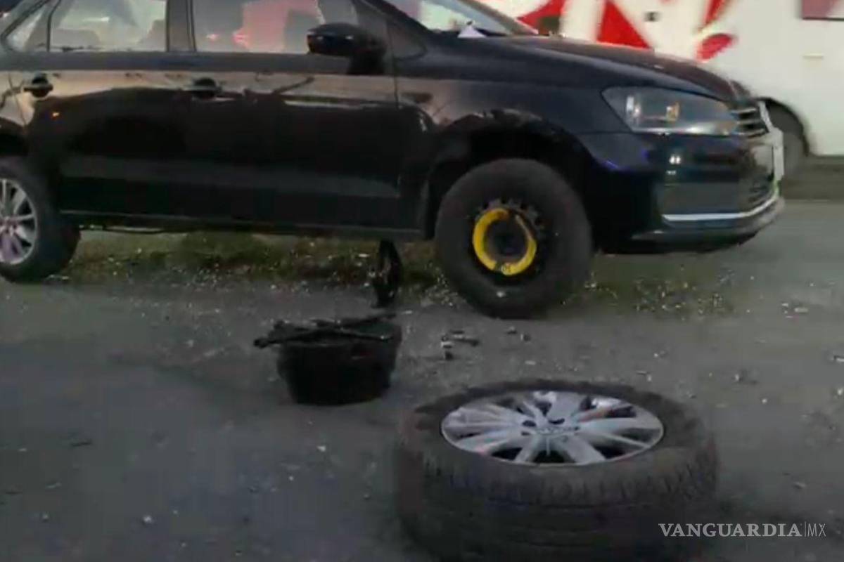 $!Conductores afectados detuvieron su marcha para revisar los daños en sus unidades.