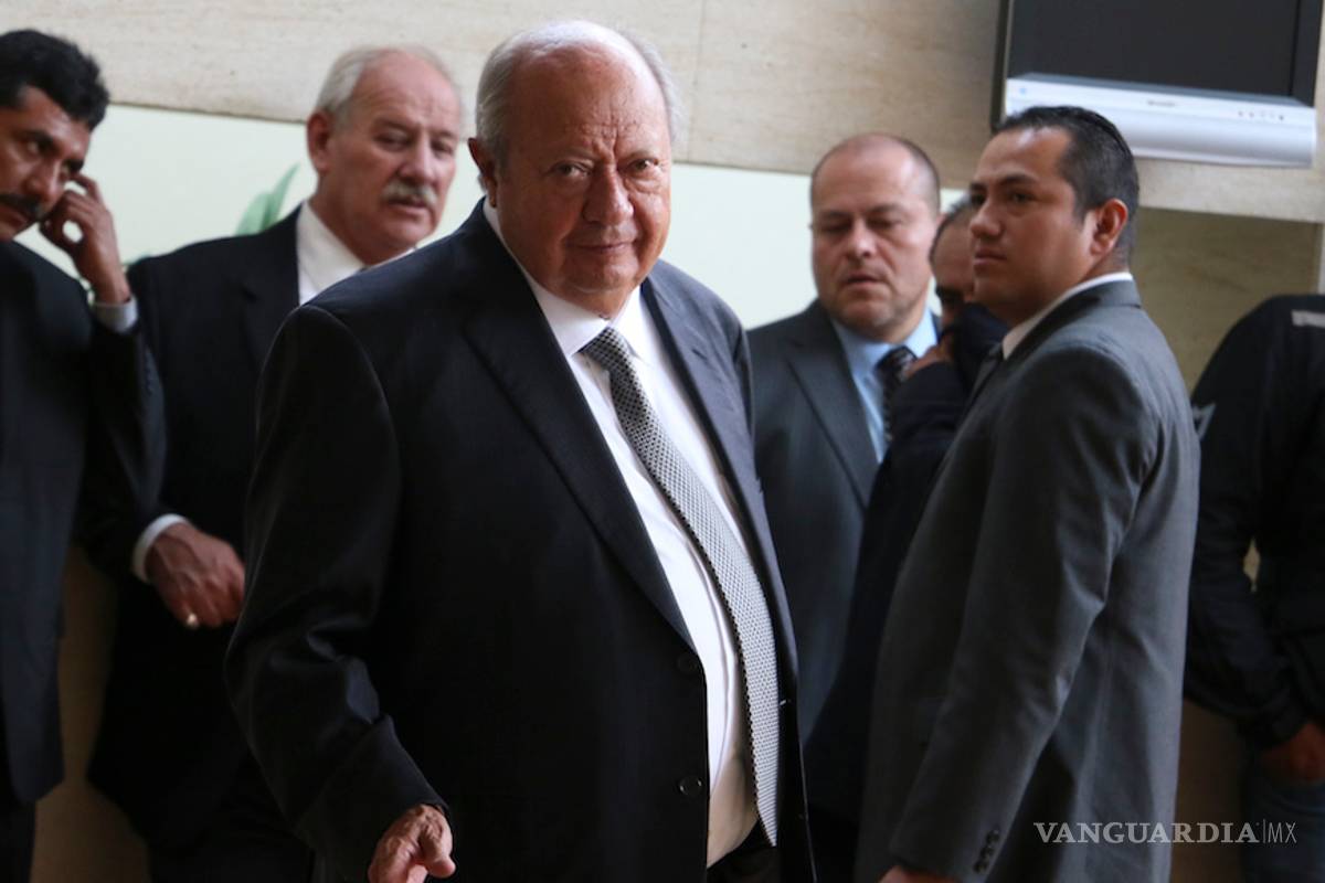 Sin tener la facultad, Carlos Romero Deschamps entrega tomas de nota a líderes de su gremio en sobres cerrados