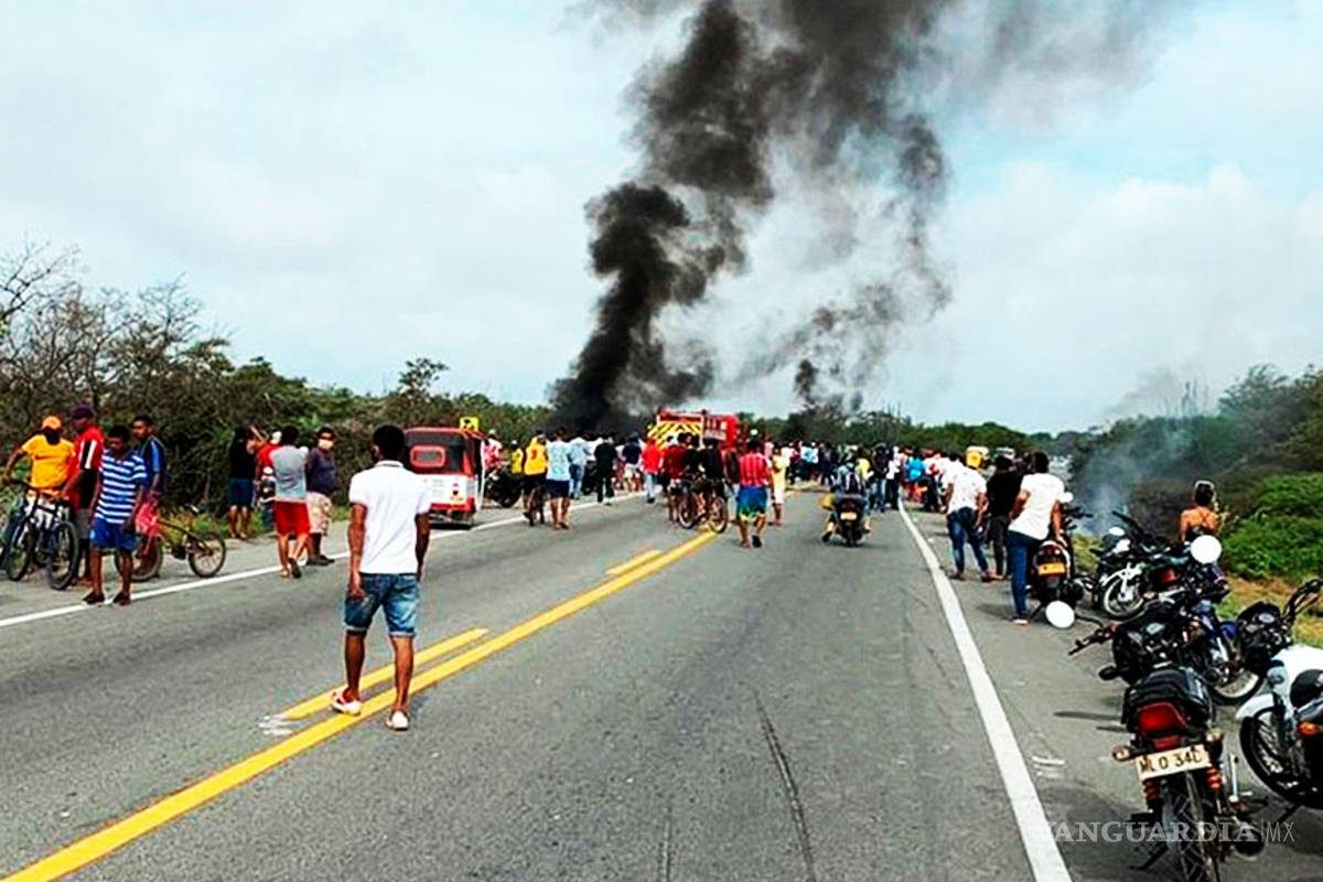 Siete personas mueren tras explosión de pipa en Colombia; saqueaban gasolina
