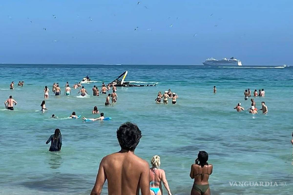 Se estrella helicóptero en costa de playa en Miami; 2 pasajeros están hospitalizados