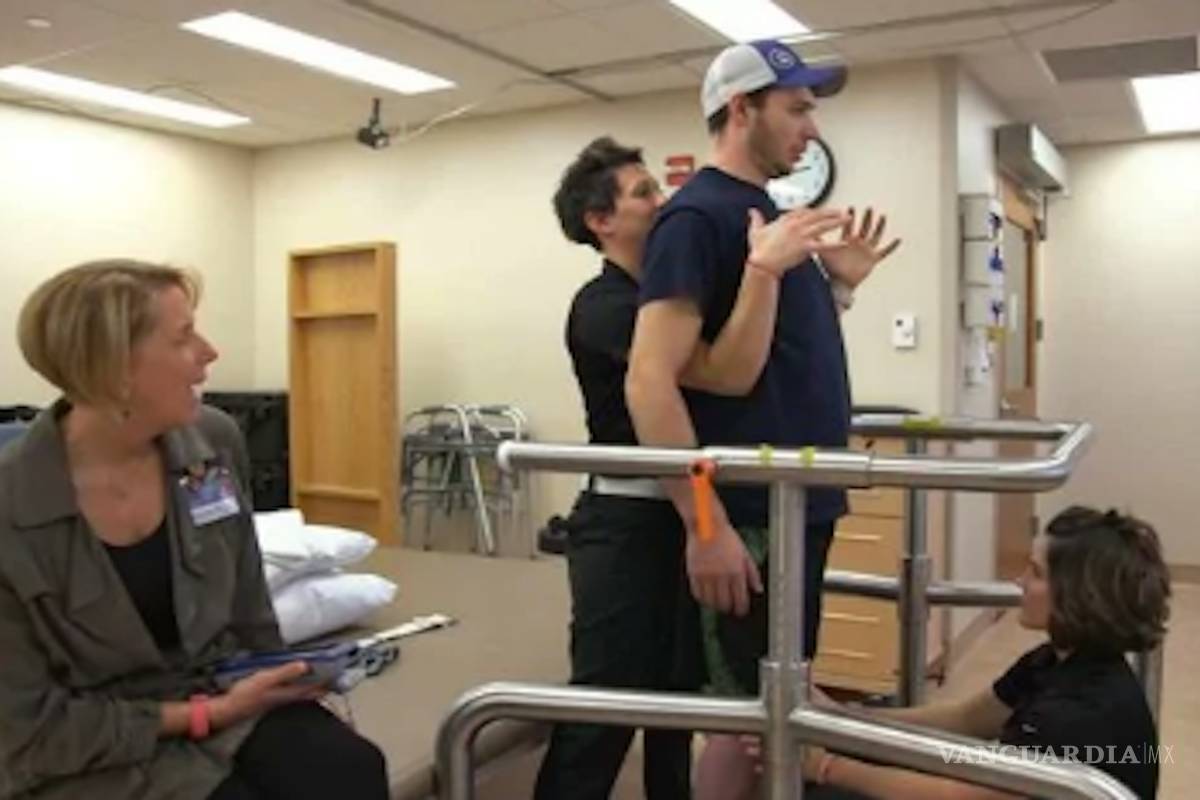 Investigadores desarrollan un dispositivo que permite a paciente con parálisis volver a caminar