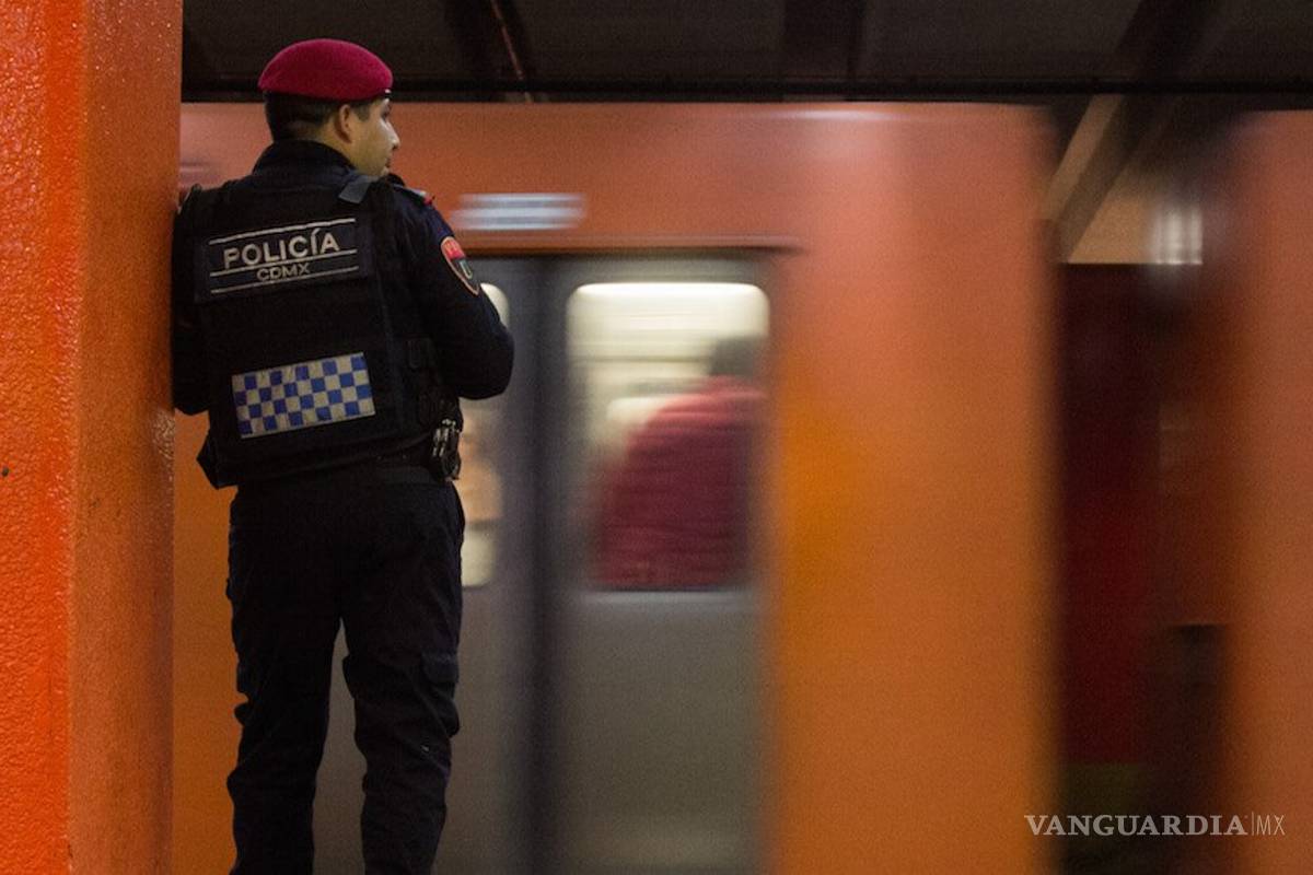 Hombre somete a asaltante del Metro, policías de CDMX llegan a detenerlo