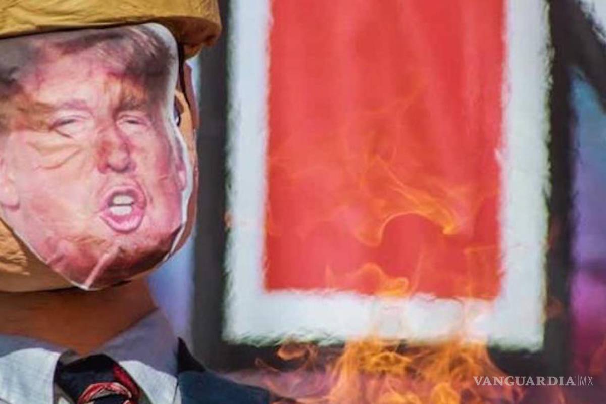 Migrantes queman piñata de Donald Trump en Tijuana para denunciar abusos