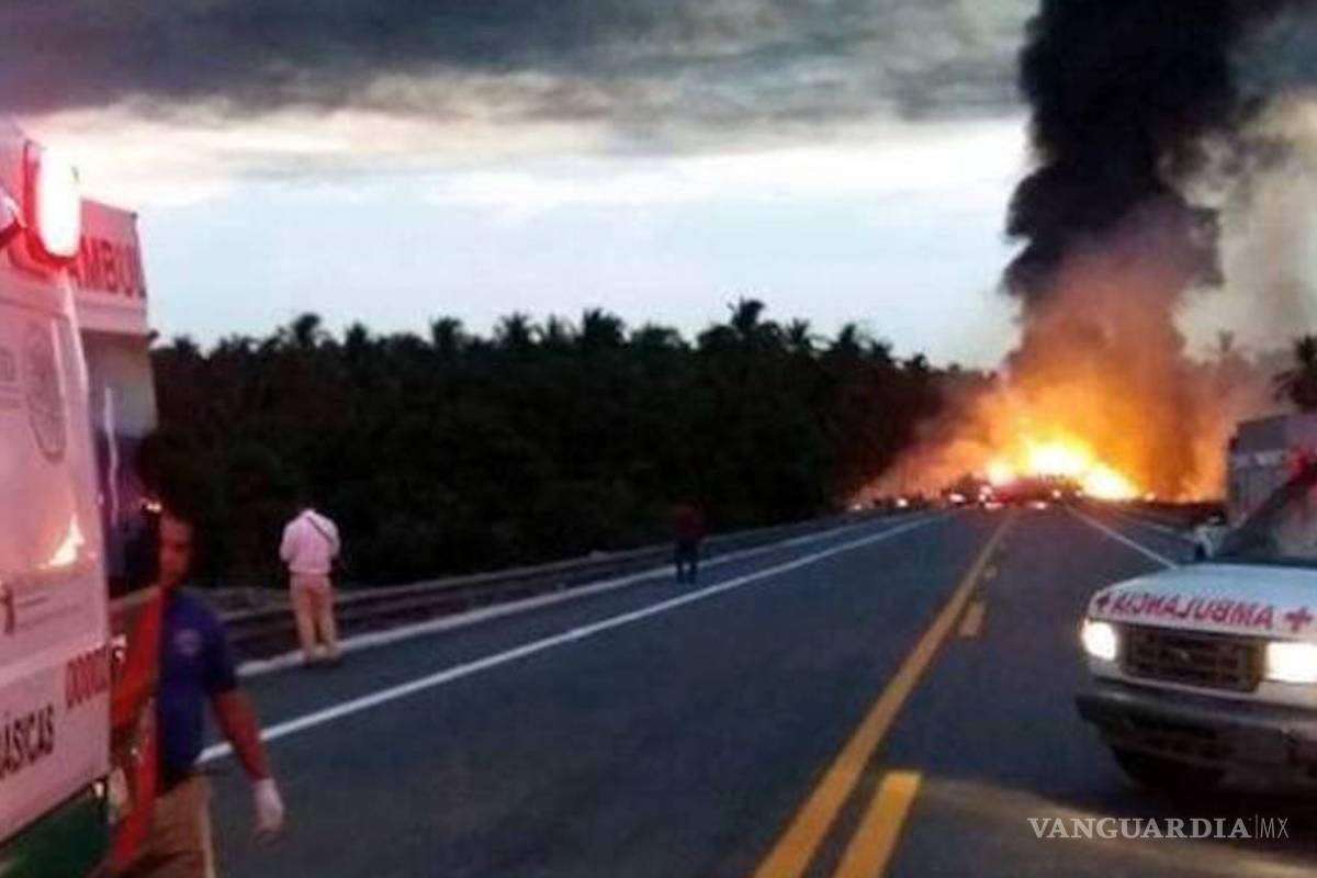 Tragedia de Semana Santa, chocan pipa y autobús en la autopista Siglo XXI; 29 mueren calcinados