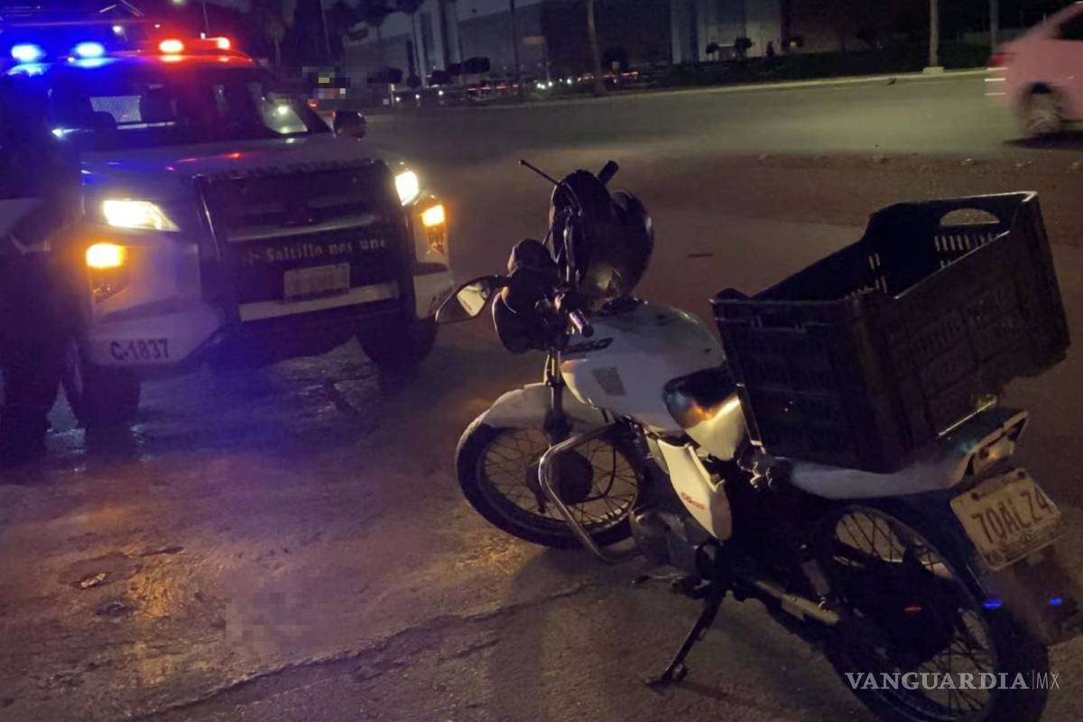Se impacta con motocicleta al norte de Saltillo; presuntamente no lo vio y lo dejó lesionado