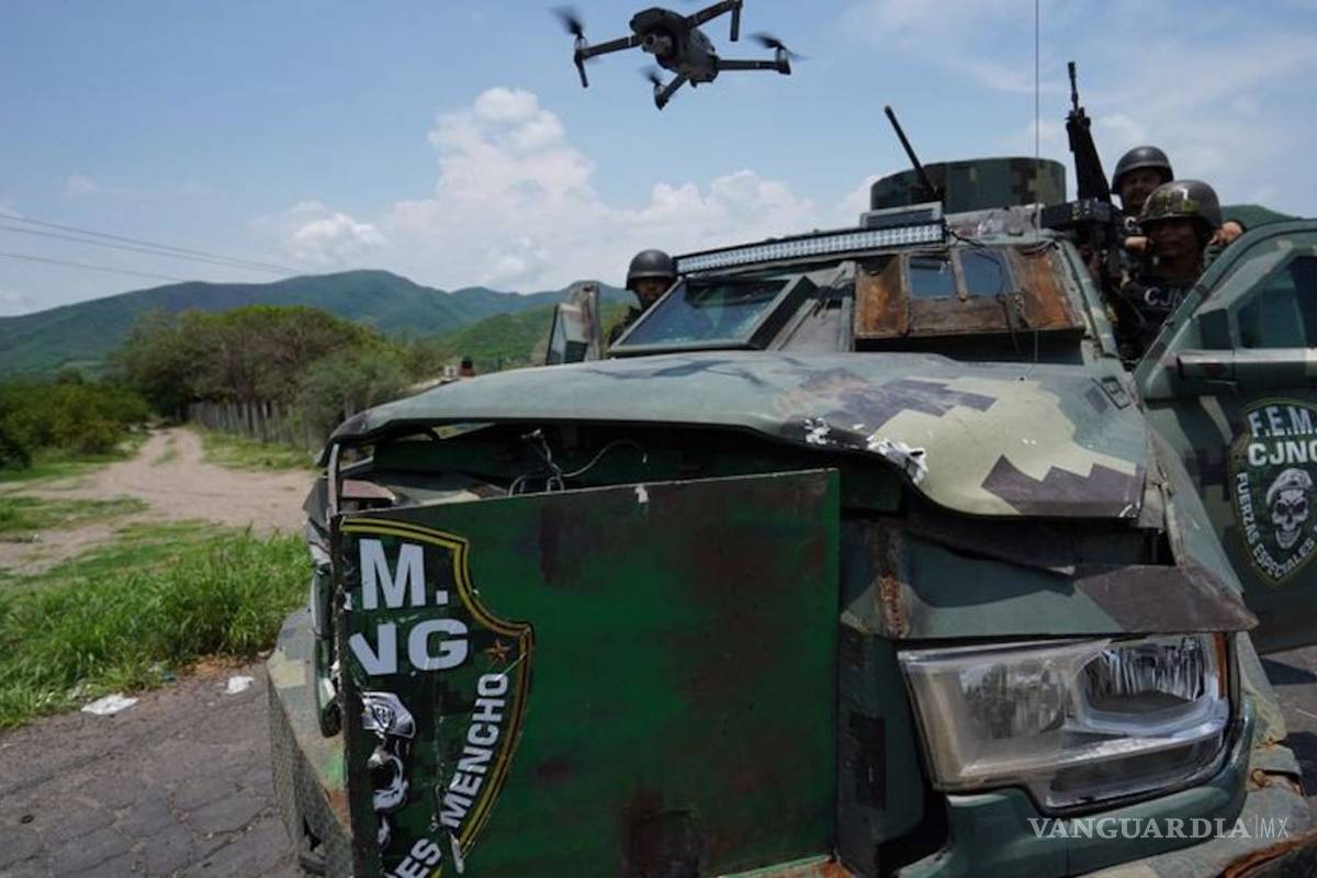 Cártel Jalisco Nueva Generación presume ametralladoras, drones y monstruos blindados en Aguililla, cuna de 'El Mencho' (fotos)