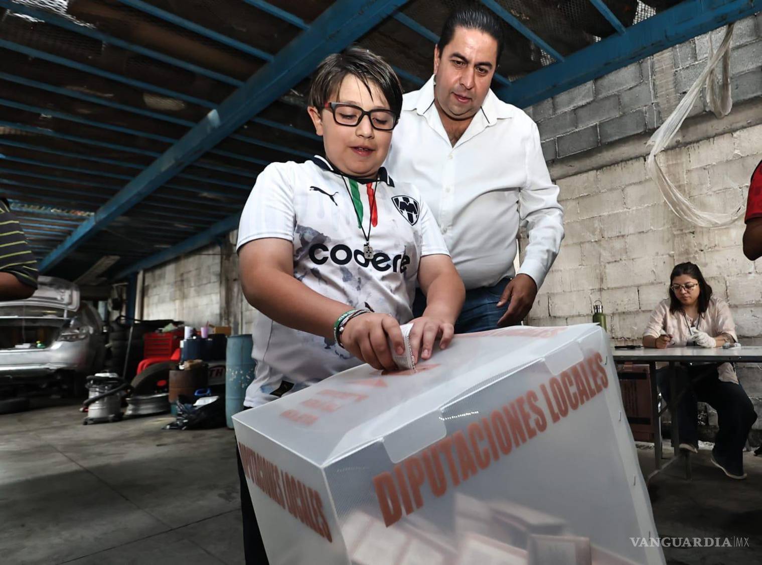 $!El candidato a la diputación local por el Distrito 12, José María Morales Padilla, acudió a emitir su voto acompañado de su familia durante la jornada electoral.
