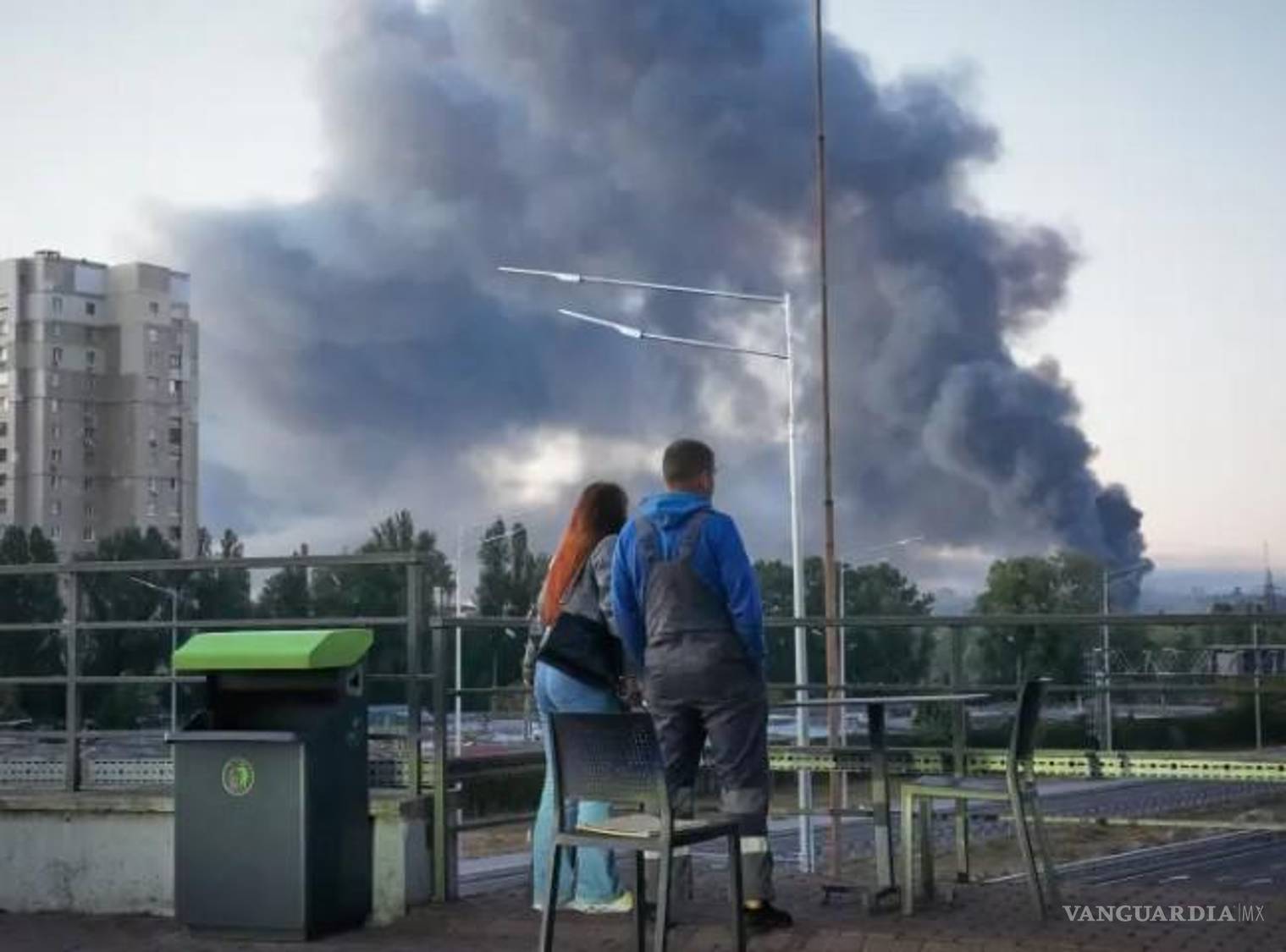 $!Los residentes locales observan las consecuencias del ataque con misiles rusos en Kiev el martes.