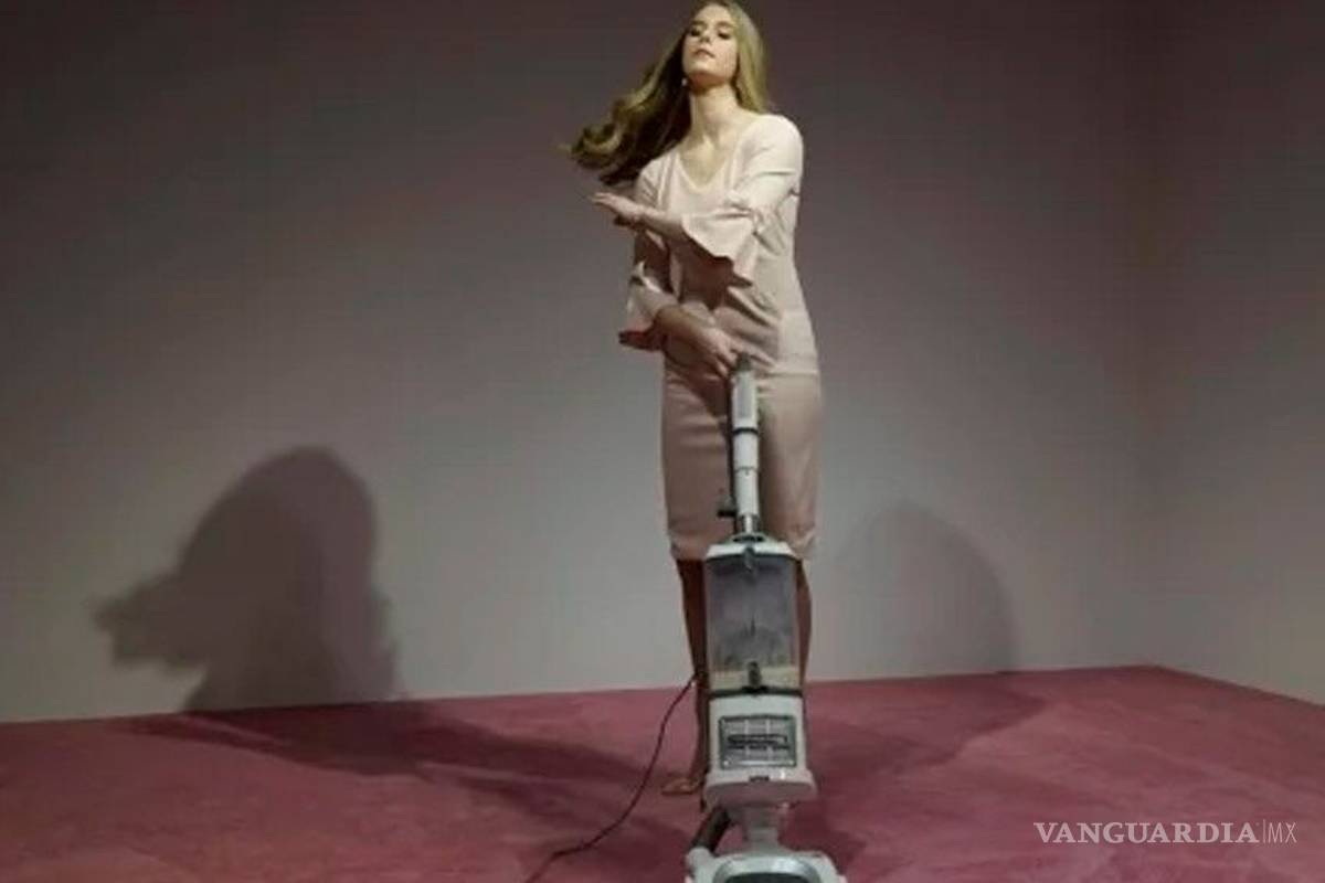Ivanka Trump molesta por obra de arte que la muestra usando aspiradora