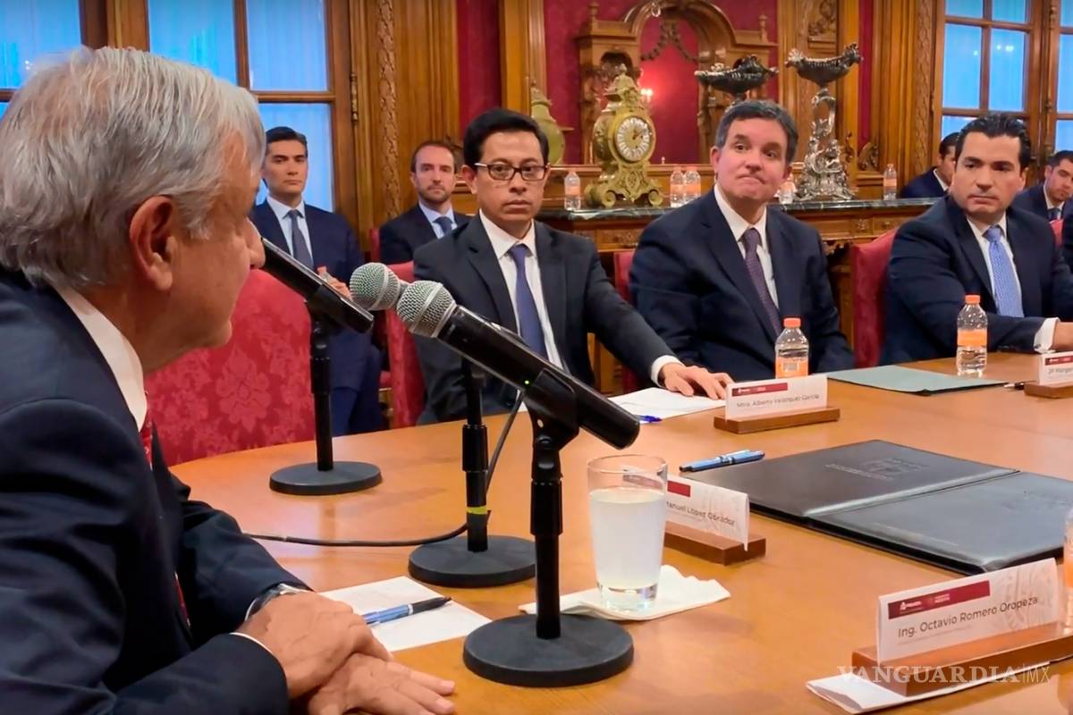 Firma AMLO refinanciamiento con 23 bancos para rescatar a Pemex