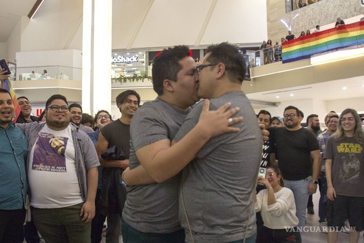 Con un 'besotón' protestan contra la homofobia en Monterrey