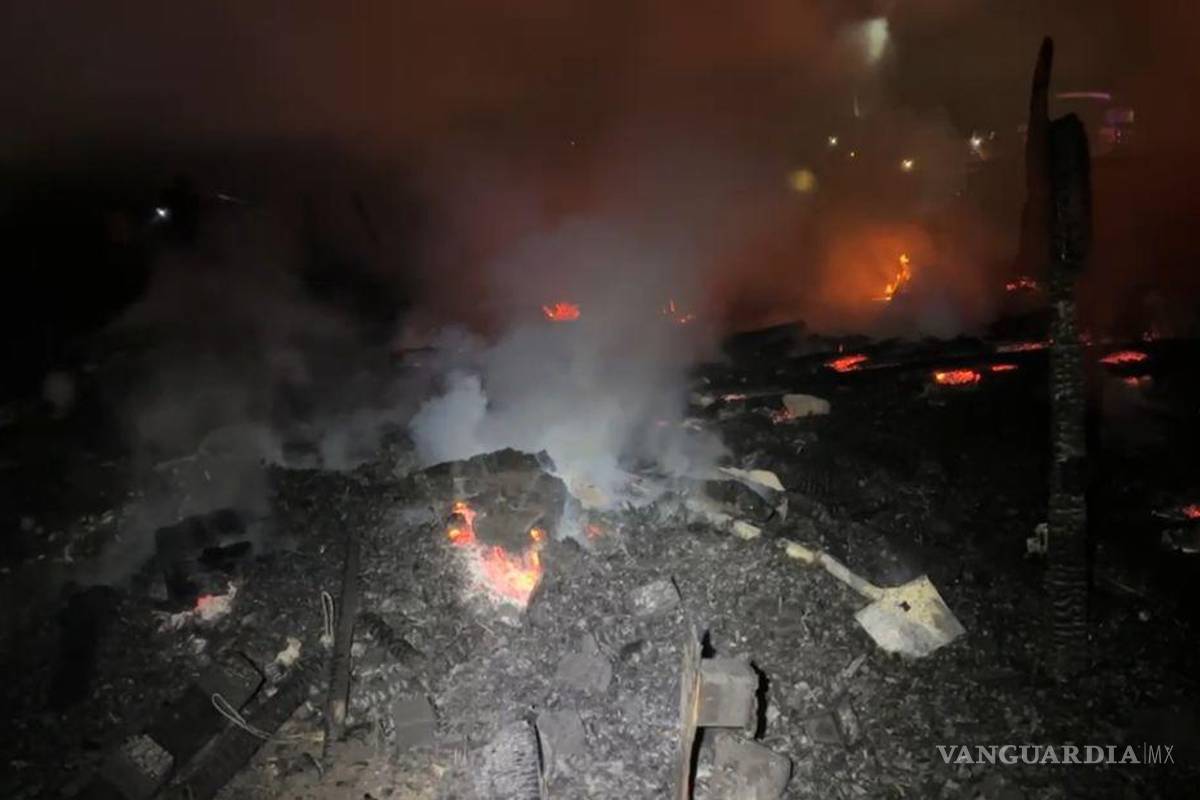 $!Cuatro tejabanes quedaron completamente calcinados tras el incendio registrado la noche del sábado.