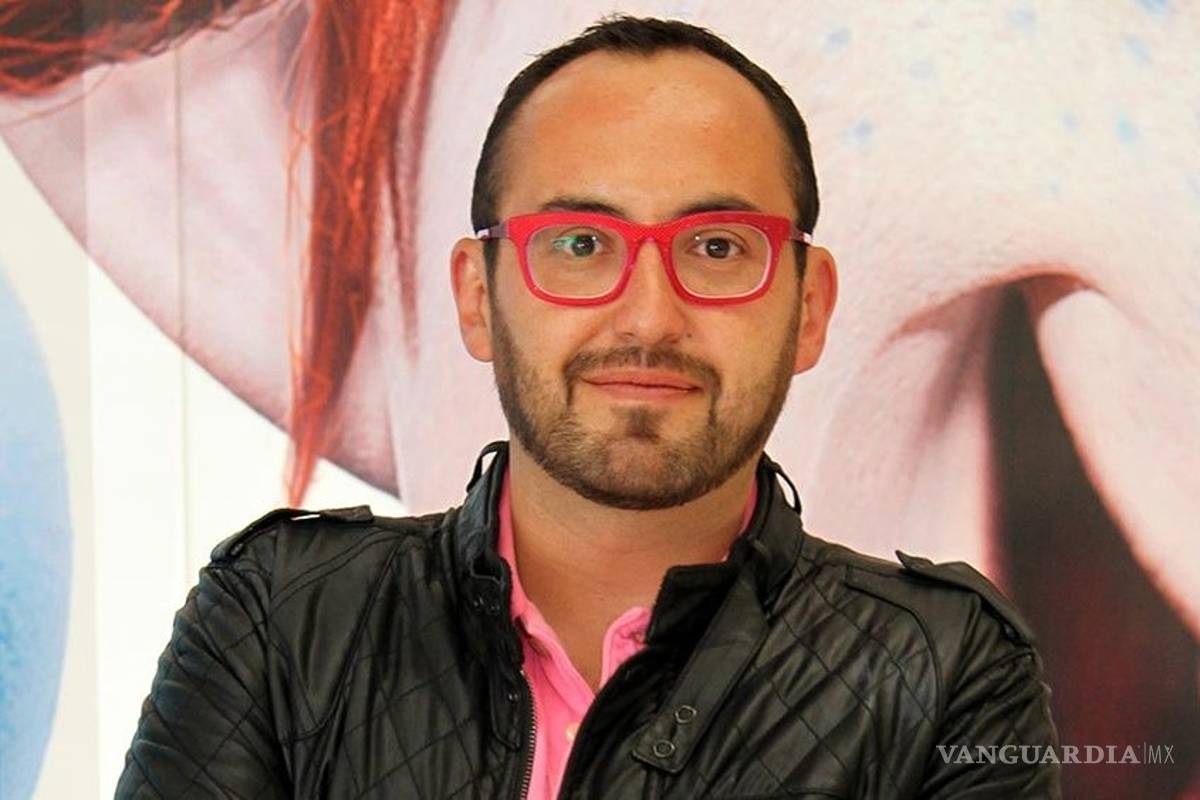 Comparten foto de Mauricio Clark con su 'novio' en la tina