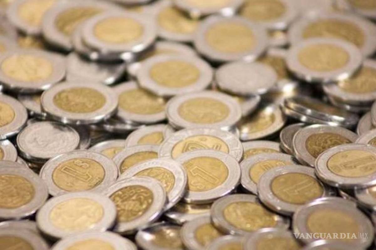 Peso pierde su encanto y cae casi 1%