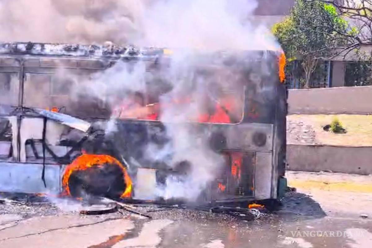 Camión de pasajeros es consumido en su totalidad por el fuego, en Nuevo León