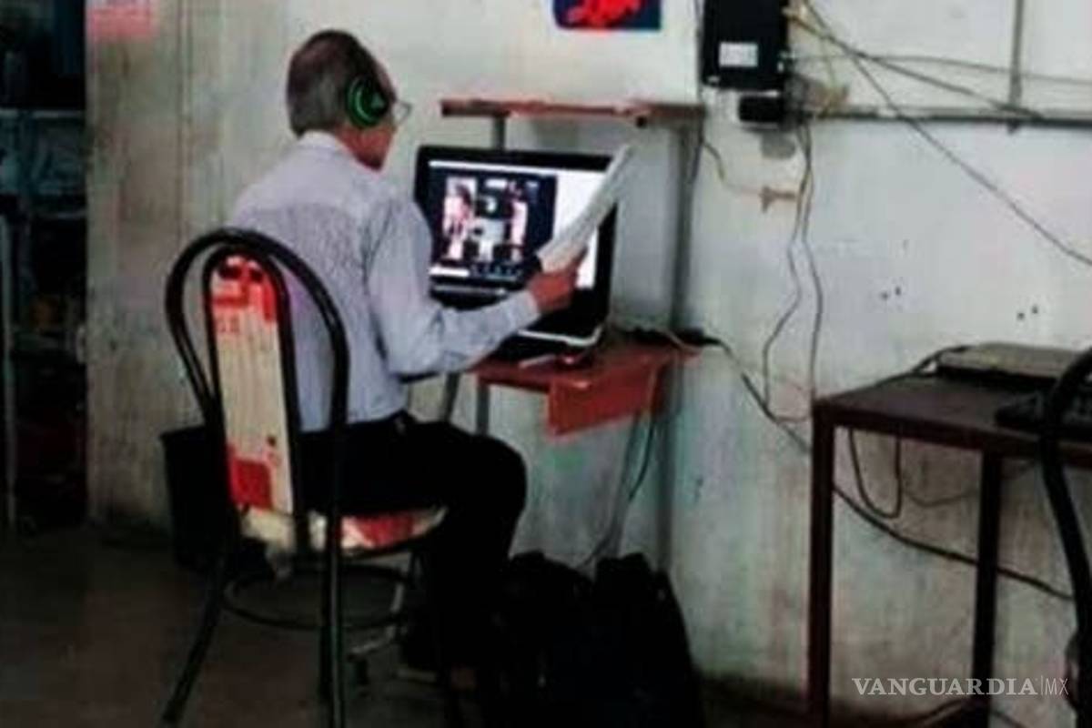 Maestro tiene que ir a un ciber para dar clases a sus alumnos en Puebla