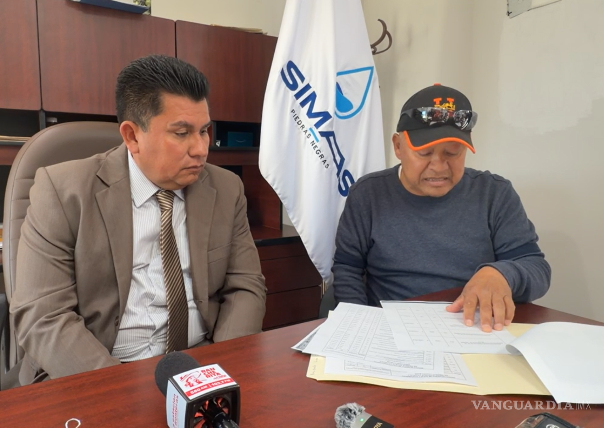 $!Lorenzo Menera, izquierda, durante la presentación del diagnóstico de la red de drenaje.