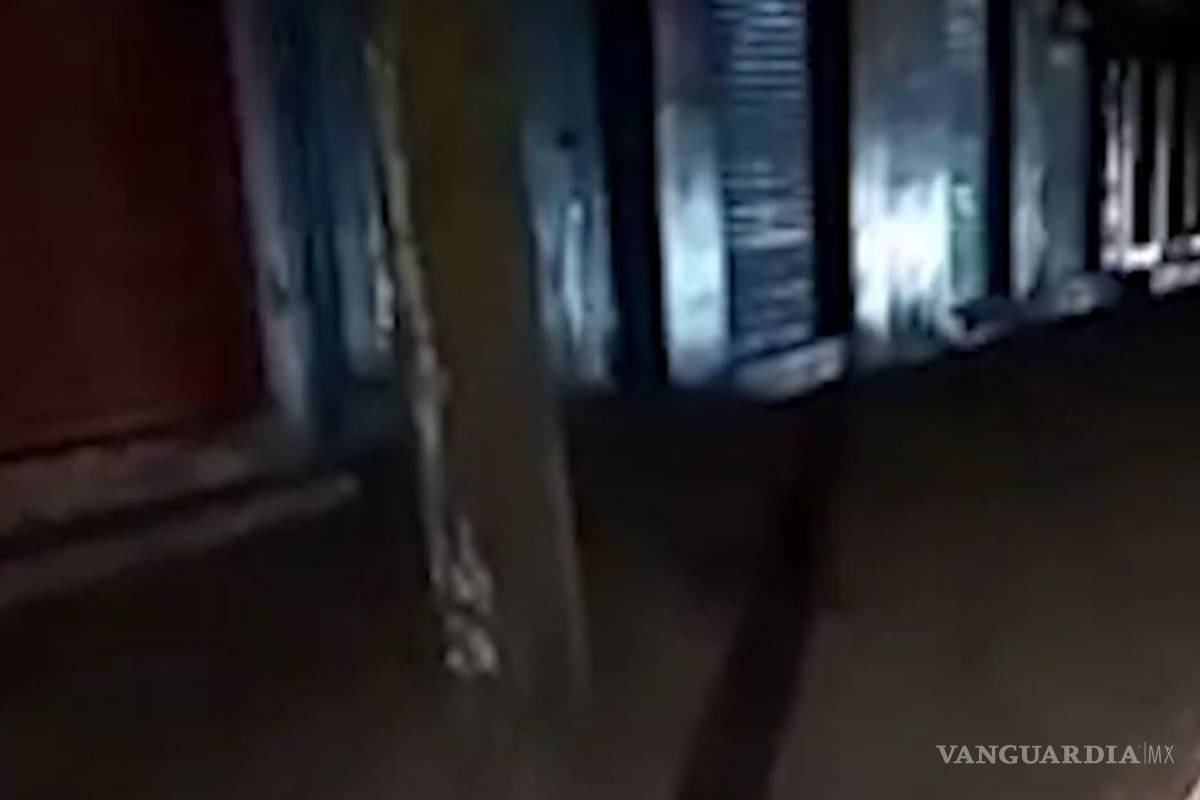 Vecinos de Tultitlán atan a presunto ladrón a un poste y lo golpean